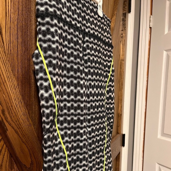 LULULEMON chase me crop limited edition - Picture 3 of 7